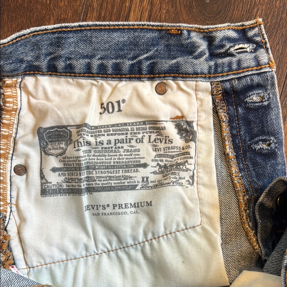 Levi's 501 Blue Jean Shorts Distressed Cut-Offs - Size 25 - Picture 4 of 8